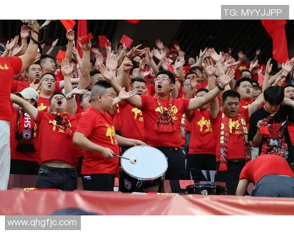 国足球星同框合照展现团结精神与拼搏决心，球迷热议未来赛场表现