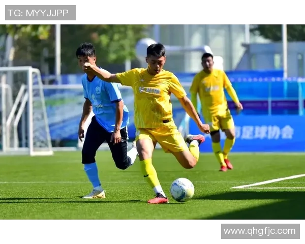 球星赛前热身时的专用足球展现运动激情与专业竞技魅力